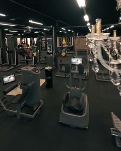 EGYM-Geräte mit Bildschirm auf der neuen Fläche
