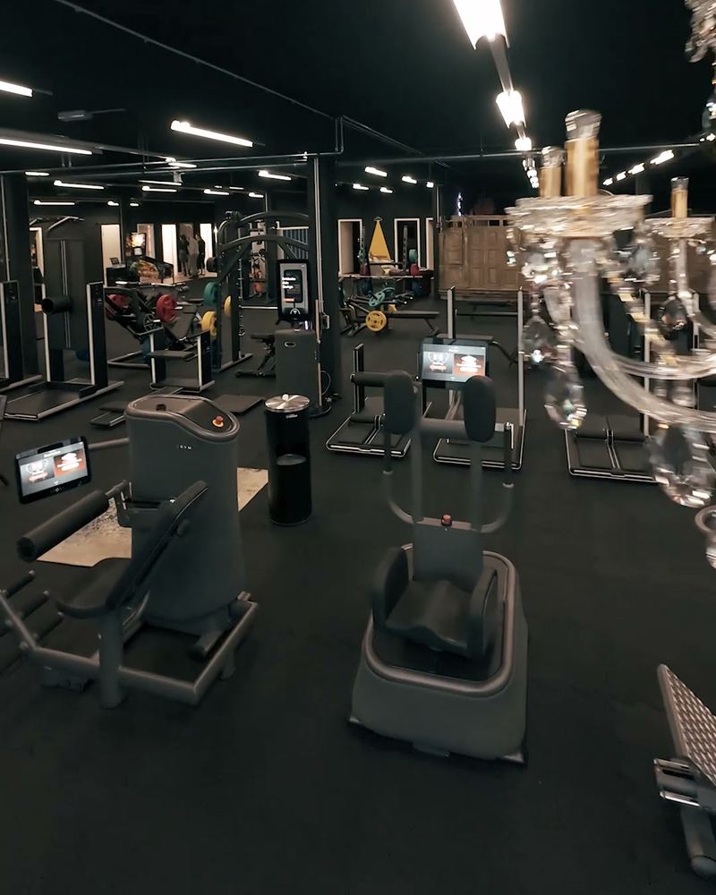 EGYM-Geräte mit Bildschirm auf der neuen Fläche