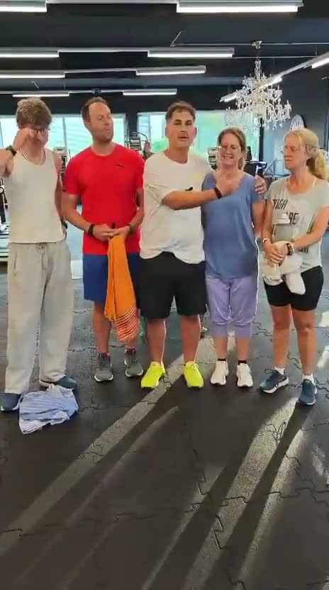 Familie Dürholt mit einem Trainer auf der Trainingsfläche
